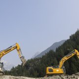 Douze pelleteuses ont été mobilisées dans le secteur du torrent du Fregnoley, ce mardi. KEYSTONE/CYRIL ZINGARO